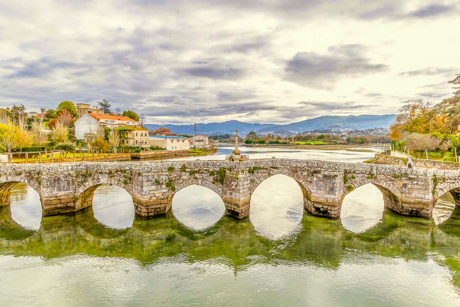 Puente románico de A Ramallosa sobre el río, uno de los rincones con más encanto que ver en Baiona y alrededores.