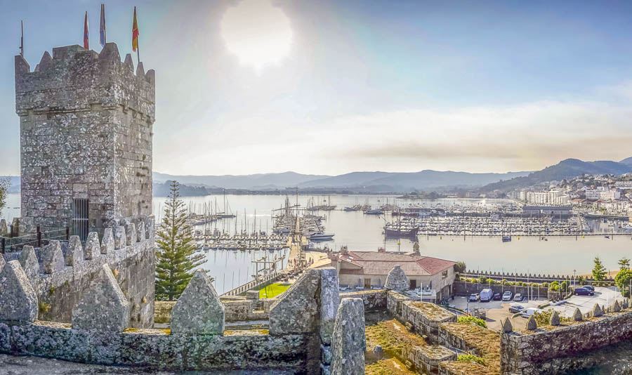 Vista del puerto deportivo de Baiona desde la fortaleza de Monterreal, uno de los lugares imprescindibles que ver en Baiona y alrededores.