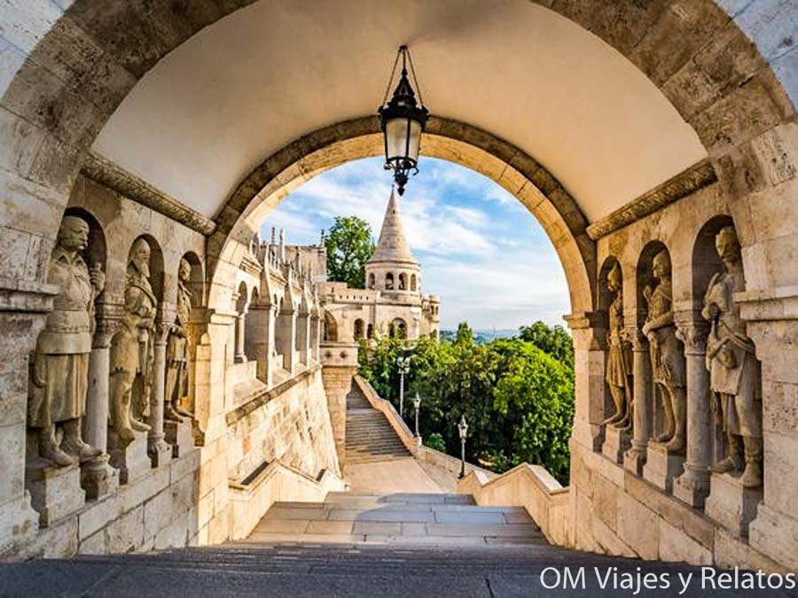 Arco del Bastión de los Pescadores en Budapest, una visita imprescindible sobre que ver en Budapest en 3 dias.
