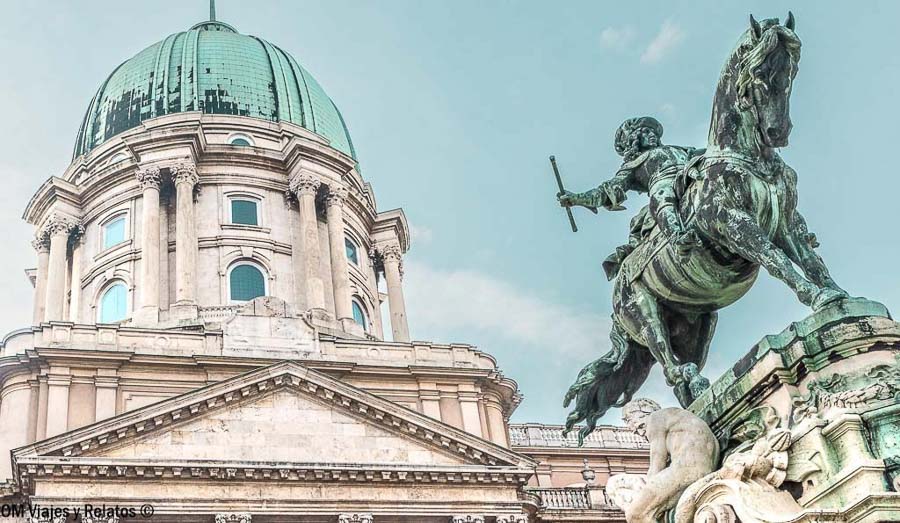 Cúpula del Castillo de Buda y estatua ecuestre, una imagen imprescindible sobre que ver en Budapest en 3 días.