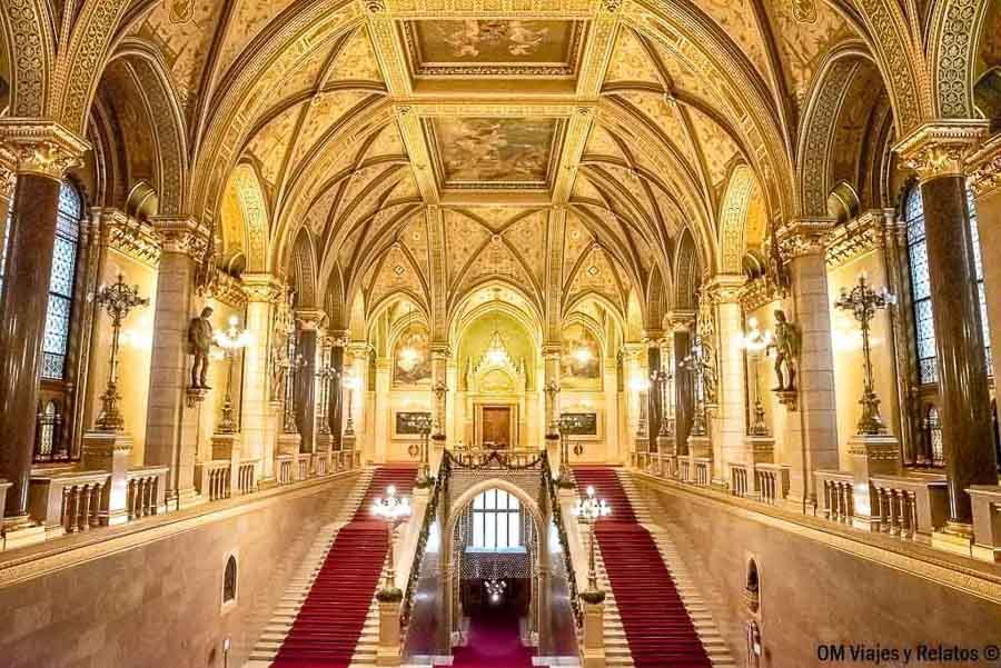 Escalera monumental del Parlamento de Budapest, una visita imprescindible sobre que ver en Budapest en 3 días.