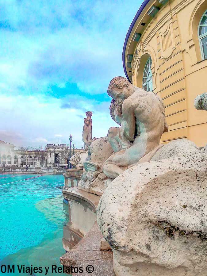 Escultura junto a las piscinas del balneario Széchenyi, un rincón imprescindible sobre que ver en Budapest en 3 días.