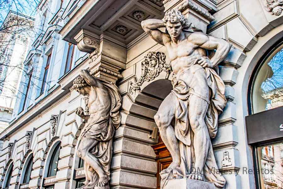 Esculturas monumentales en la avenida Andrássy de Budapest, un rincón con encanto sobre que ver en Budapest en 3 dias.