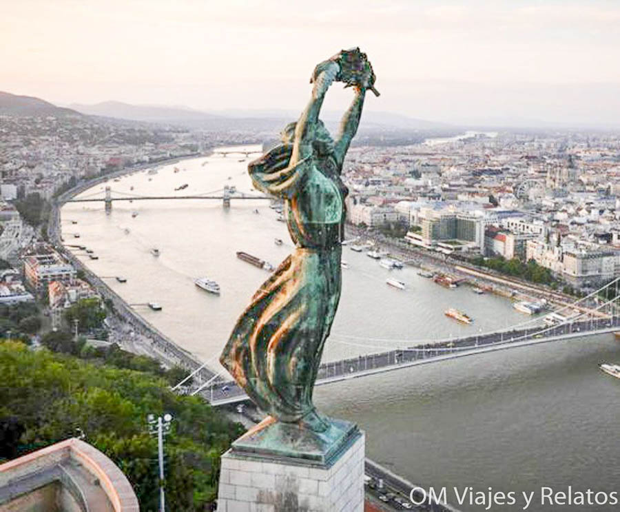 Estatua de la Libertad sobre la colina Gellért con vistas al Danubio, una imagen imprescindible sobre que ver en Budapest en 3 días.