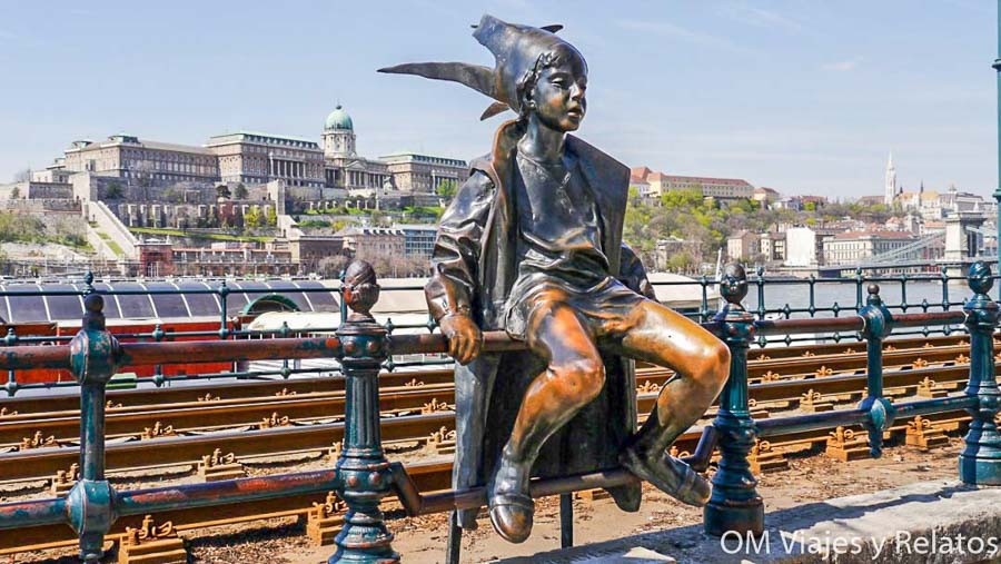 Estatua de la Princesita junto al Danubio con el Castillo de Buda al fondo, una parada con encanto sobre que ver en Budapest en 3 dias.