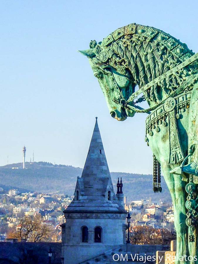 Estatua ecuestre de San Esteban junto al Bastión de los Pescadores, una imagen imprescindible sobre que ver en Budapest en 3 dias.