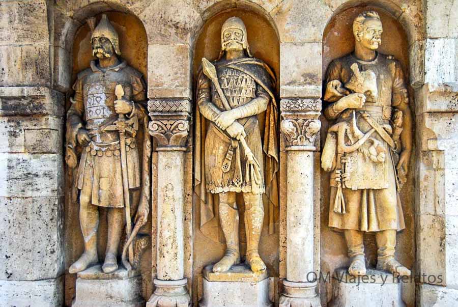 Estatuas de reyes húngaros en el Bastión de los Pescadores, un detalle imprescindible sobre que ver en Budapest en 3 días.