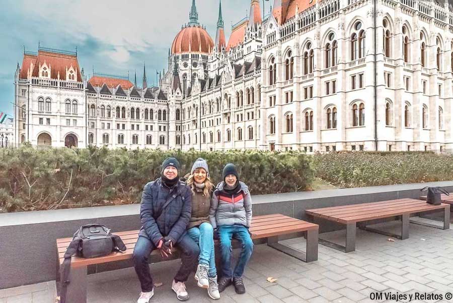 Foto familiar de OM Viajes y Relatos junto al Parlamento de Budapest, una imagen imprescindible sobre que ver en Budapest en 3 dias.