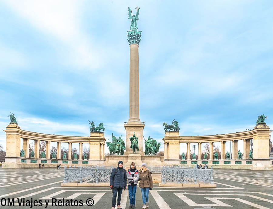 Foto familiar de OM Viajes y Relatos en la Plaza de los Héroes, una parada imprescindible sobre que ver en Budapest en 3 dias