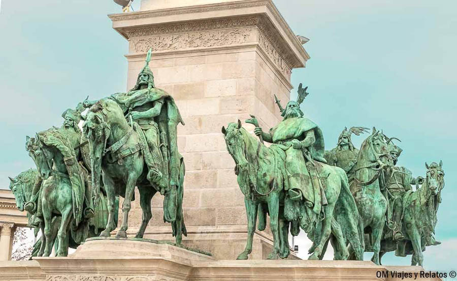 Monumento ecuestre de la Plaza de los Héroes en Budapest, una visita imprescindible sobre que ver en Budapest en 3 días.