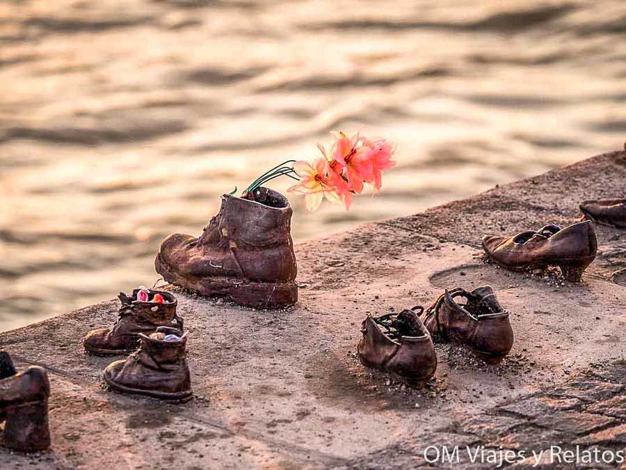 Monumento de los Zapatos a orillas del Danubio en Budapest, una visita conmovedora sobre que ver en Budapest en 3 días