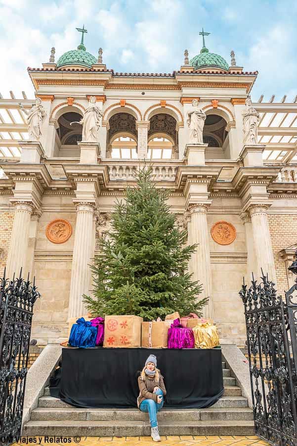 Servidora junto al balneario Széchenyi decorado en Navidad, una imagen imprescindible sobre que ver en Budapest en 3 días.