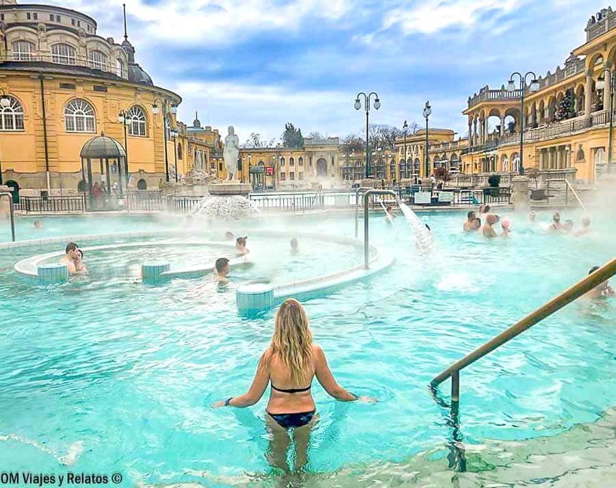 Una servidora en el balneario Széchenyi de Budapest, una experiencia imprescindible sobre que ver en Budapest en 3 dias