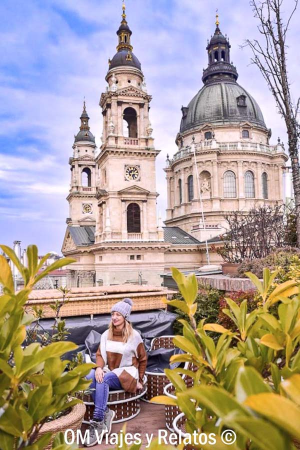 Foto mía con la Basílica de San Esteban al fondo en Budapest, una imagen imprescindible sobre que ver en Budapest en 3 días