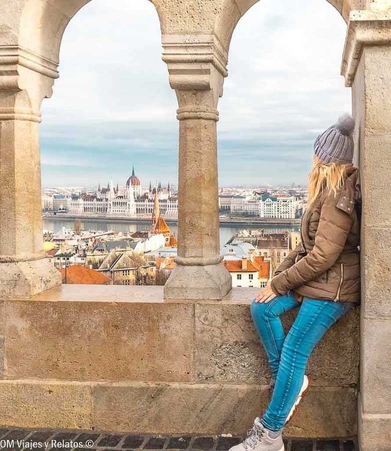 Foto mía con vistas al Parlamento de Budapest desde el Bastión de los Pescadores, una imagen imprescindible sobre que ver en Budapest en 3 dias.