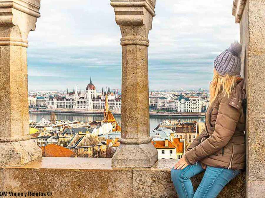 Servidora con vistas al Parlamento de Budapest desde el Bastión de los Pescadores, una imagen imprescindible sobre que ver en Budapest en 3 días.