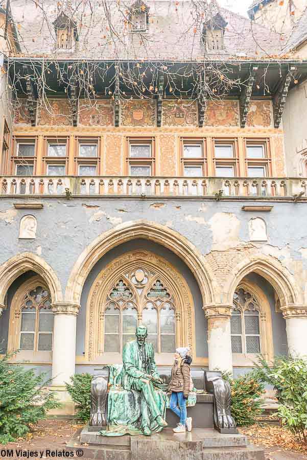 Foto mía junto a la estatua de Anonymus en el Castillo Vajdahunyad, una visita imprescindible sobre que ver en Budapest en 3 días.