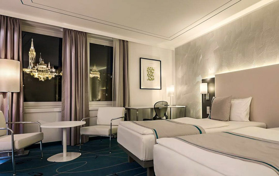 Habitación del Park Plaza Budapest con vistas nocturnas, una opción ideal para alojarse sobre que ver en Budapest en 3 dias.