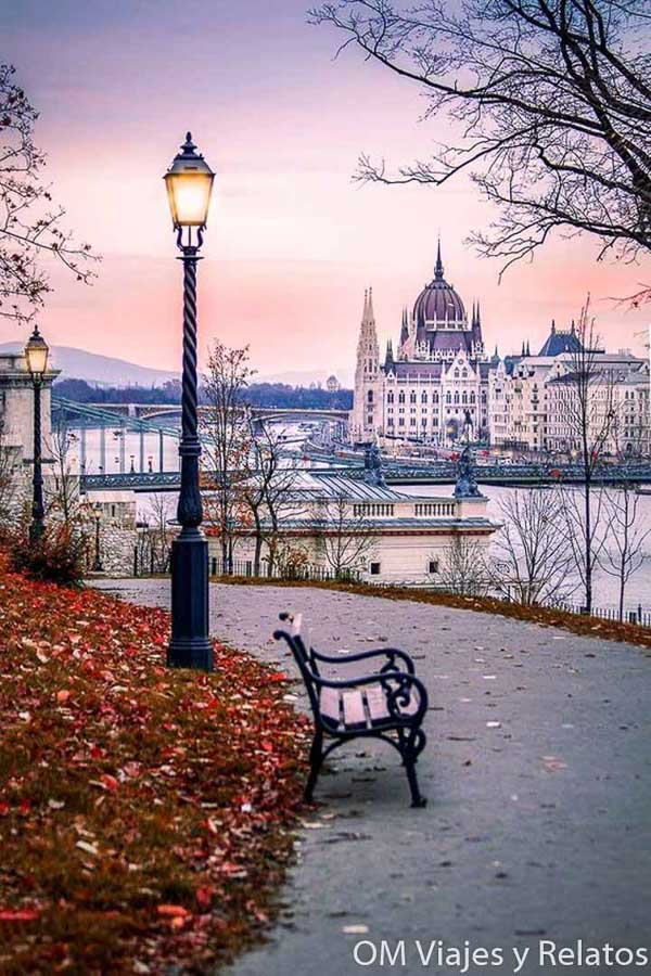 Vistas del Parlamento de Budapest al atardecer desde un mirador, una imagen imprescindible sobre que ver en Budapest en 3 dias.