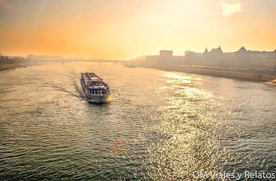 Paseo en barco por el Danubio al atardecer, una experiencia imprescindible sobre que ver en Budapest en 3 dias.