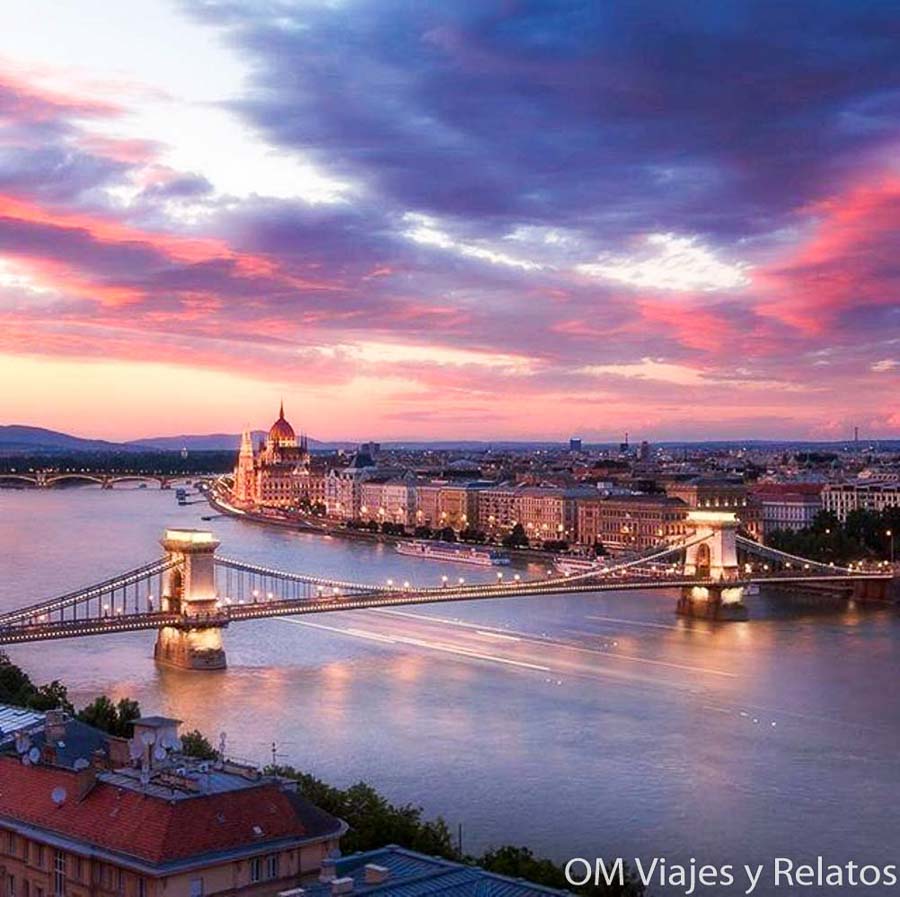 Puente de las Cadenas y Parlamento de Budapest al atardecer, una imagen imprescindible sobre que ver en Budapest en 3 días.