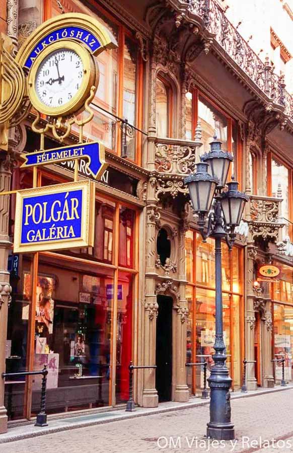 Váci Utca en Budapest con su elegante arquitectura comercial, una parada con encanto sobre que ver en Budapest en 3 días.