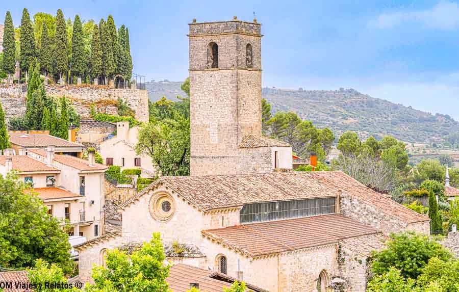 Iglesia de piedra de Brihuega rodeada de tejados y vegetación, una parada con encanto para completar la visita a los campos de lavanda de Brihuega.