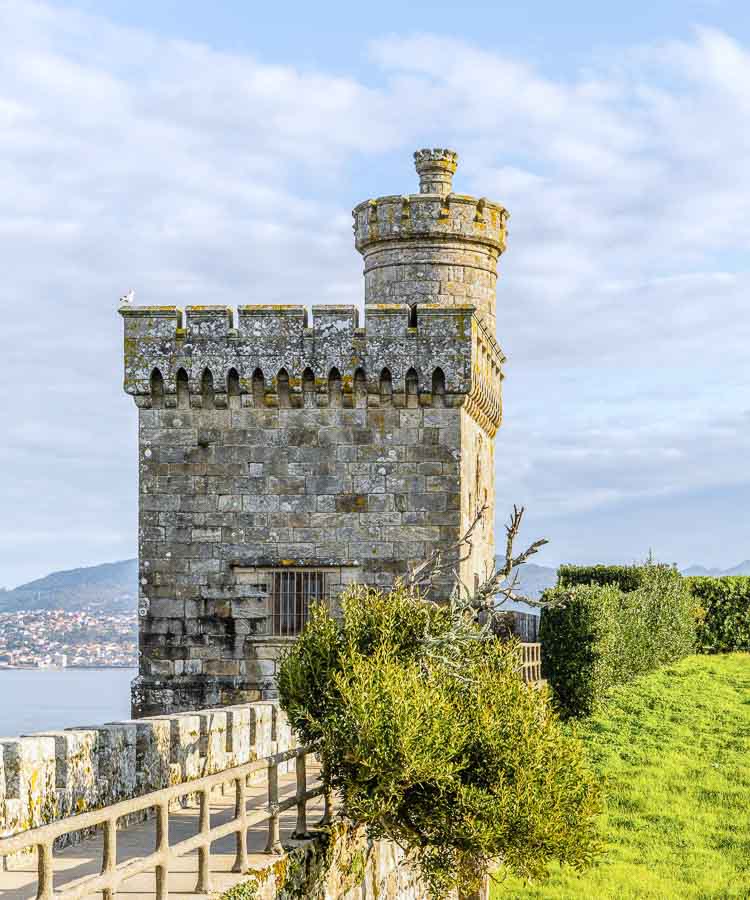 Torre del Castillo de Monterreal en Baiona con paseo junto al mar, uno de los lugares imprescindibles que ver en Baiona y alrededores.