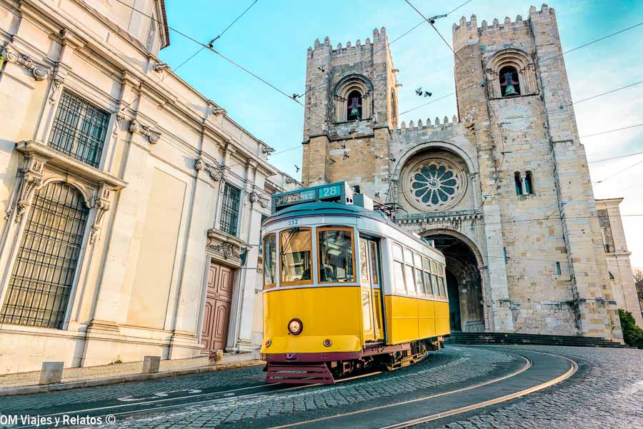 Tranvía 28 pasando frente a la Catedral de Lisboa, una zona céntrica y con encanto para decidir donde alojarse en Lisboa.