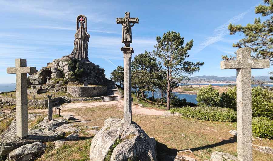 Monumento de la Virgen de la Roca en Baiona con cruceiros y vistas a la costa, uno de los lugares más emblemáticos que ver en Baiona y alrededores.