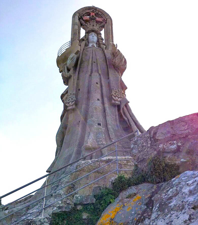 Detalle de la Virgen de la Roca en Baiona, uno de los monumentos más emblemáticos que ver en Baiona y alrededores.