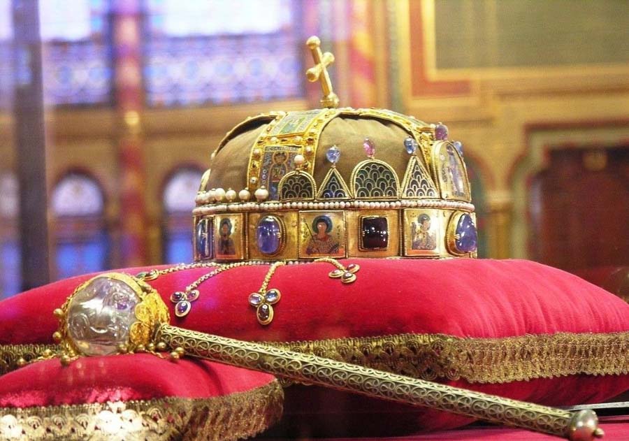 Corona de San Esteban, una pieza imprescindible en una visita al Parlamento de Budapest.