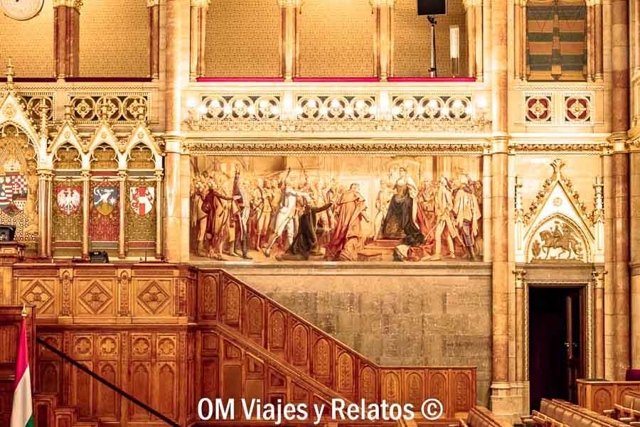 Detalle artístico del interior del Parlamento de Budapest, un imprescindible en una visita al Parlamento de Budapest.