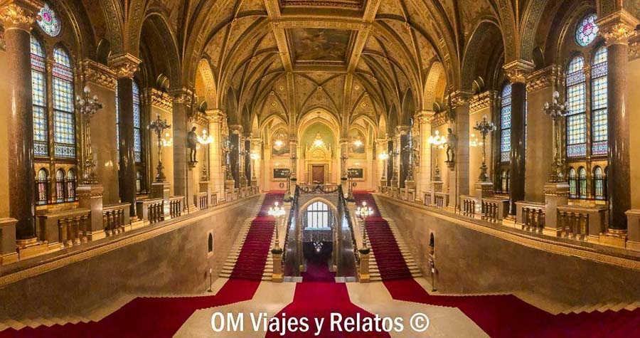 Escalera monumental del Parlamento, un imprescindible en una visita al Parlamento de Budapest.
