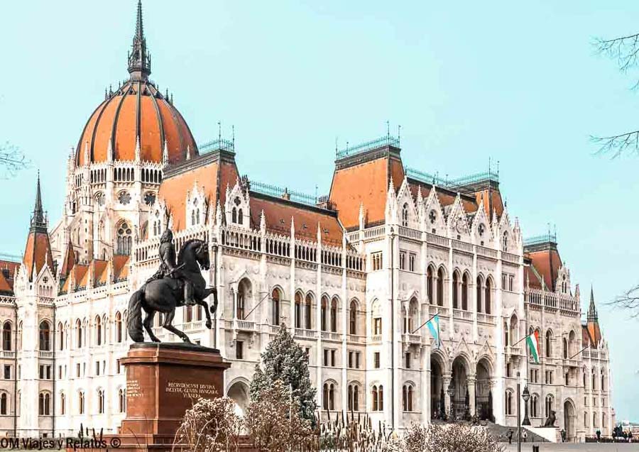 Parlamento de Budapest con estatua ecuestre, una imagen imprescindible para una visita al Parlamento de Budapest.