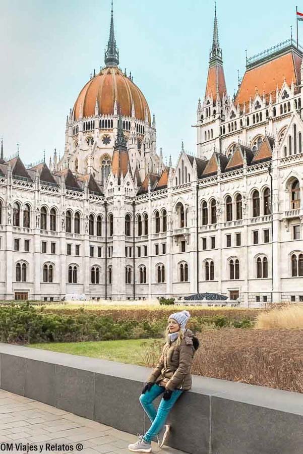 Foto mía junto al Parlamento de Budapest, una imagen imprescindible para una visita al Parlamento de Budapest.