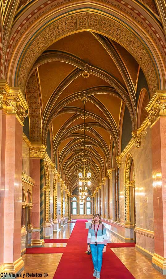 Una servidora en el pasillo interior del Parlamento, una imagen imprescindible para una visita al Parlamento de Budapest.