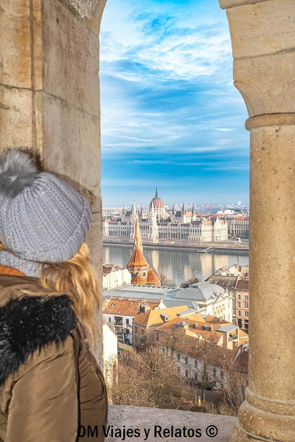 Foto mía con vistas al Parlamento, una imagen ideal para completar una visita al Parlamento de Budapest.