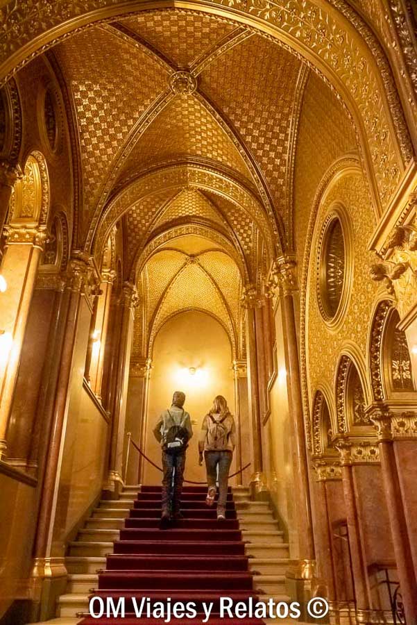 Mi hijo y yo en la escalera interior del Parlamento, una imagen imprescindible para una visita al Parlamento de Budapest.