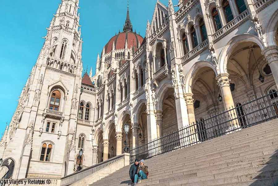 Servidora y mi hijo en la escalinata del Parlamento, una imagen imprescindible para una visita al Parlamento de Budapest.