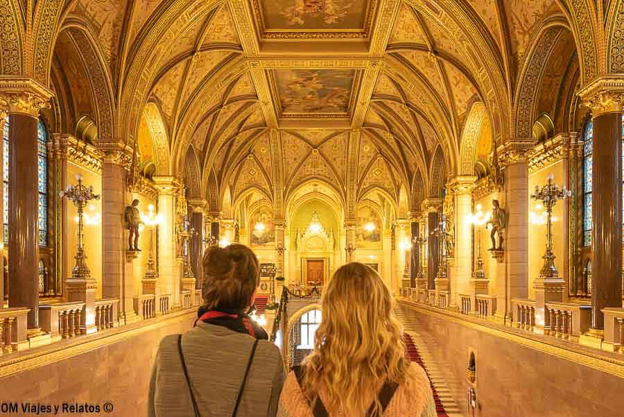 Foto mía y de mi hijo en el interior del Parlamento de Budapest, una imagen imprescindible para una visita al Parlamento de Budapest.