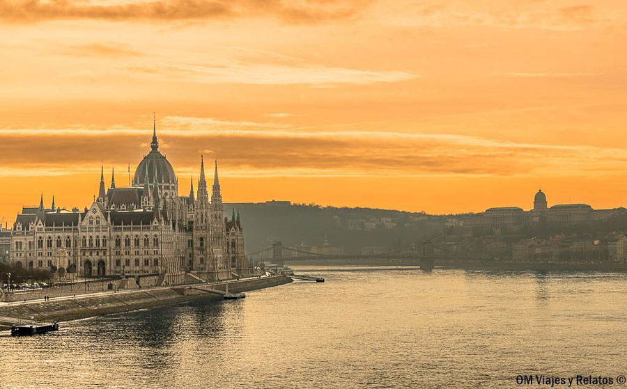 Parlamento de Budapest al amanecer junto al Danubio, una imagen imprescindible para una visita al Parlamento de Budapest.