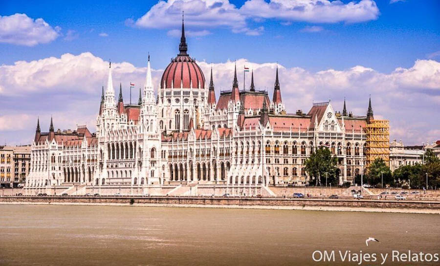 Parlamento de Budapest junto al Danubio, una imagen imprescindible para una visita al Parlamento de Budapest.