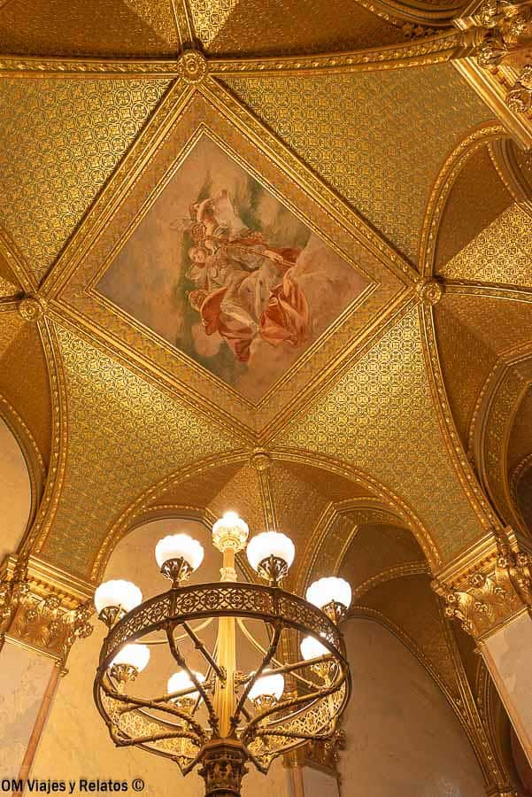 Techo dorado y lámpara del Parlamento, un detalle imprescindible en una visita al Parlamento de Budapest.