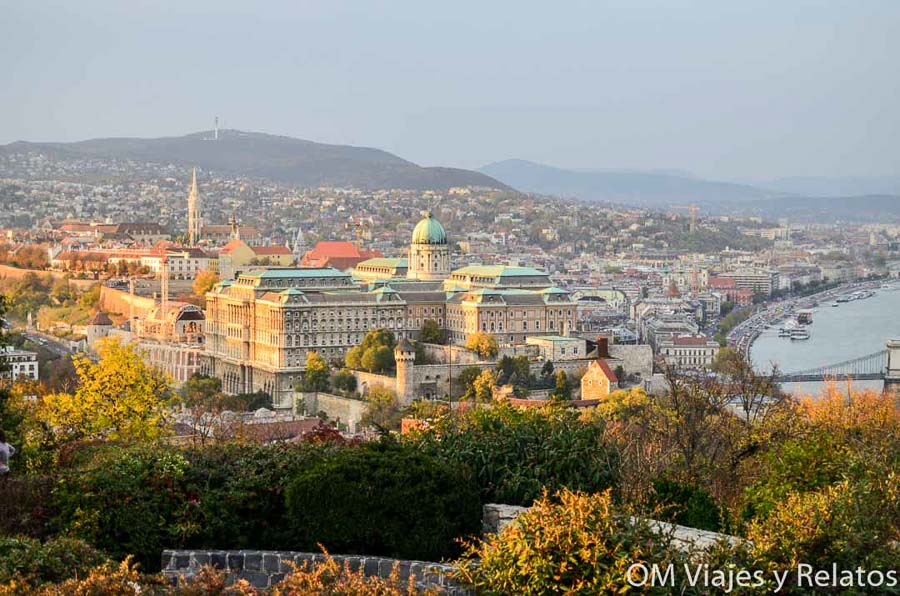 Vista panorámica del Castillo de Buda y el Danubio desde el distrito 1, una de las mejores zonas para decidir donde alojarse en Budapest.