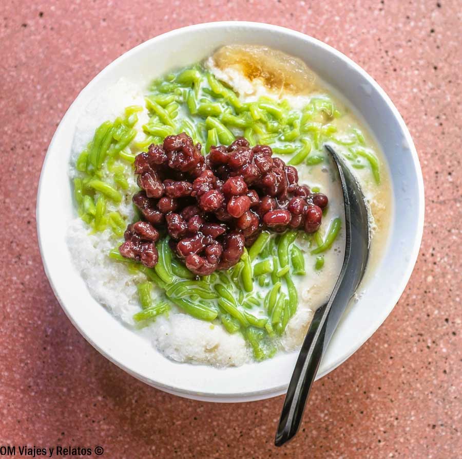 Probar un refrescante cendol tradicional es una experiencia dulce para descubrir donde comer en Kuala Lumpur.