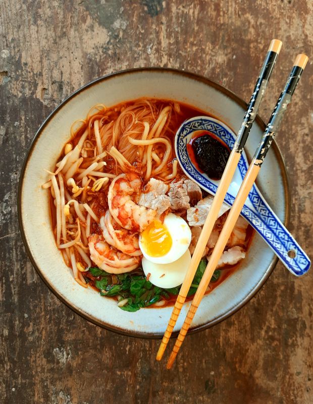 Probar un auténtico hokkien mee con gambas y noodles especiados es una experiencia imprescindible para descubrir dónde comer en Kuala Lumpur.