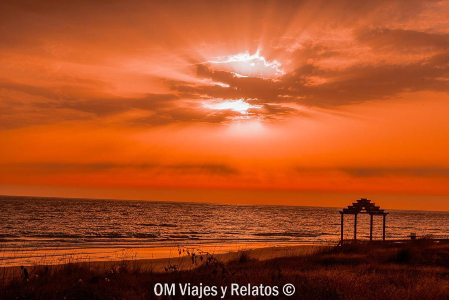 Atardecer espectacular en una de las playas mas bonitas de Cádiz con el cielo naranja sobre el mar.
