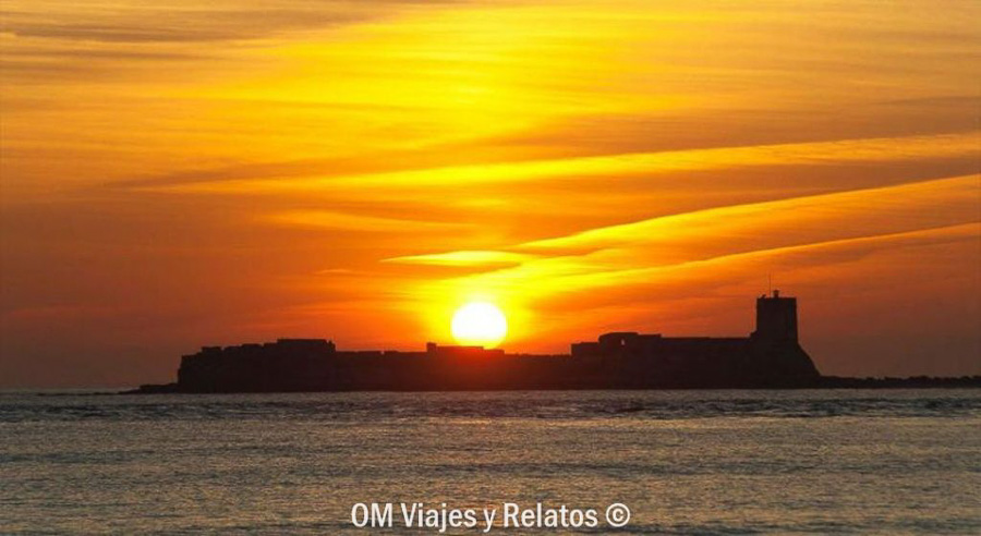 Atardecer sobre el castillo de Sancti Petri en una de las playas mas bonitas de Cadiz.