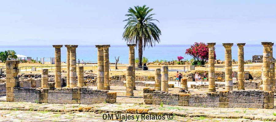 Ruinas de Baelo Claudia junto a una de las playas mas bonitas de Cadiz con vistas al mar.